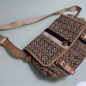 Coach Signature Flap Messenger
Style F70182